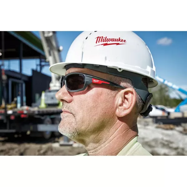 Milwaukee M18 FUEL 18-Volt 18-Gauge Lithium-Ion Brushless Cordless Gen II Brad Nailer and Tinted Performance Safety Glasses