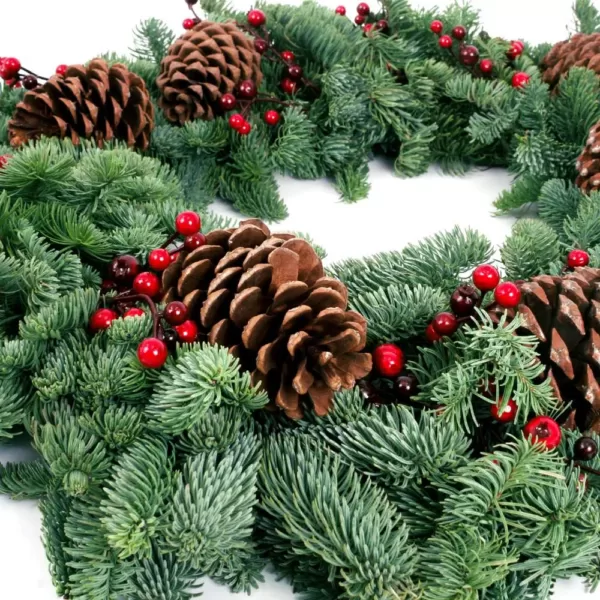 VAN ZYVERDEN 24 in. Live Fresh Cut Pacific Northwest Berry Fresh Christmas Wreath Decorated